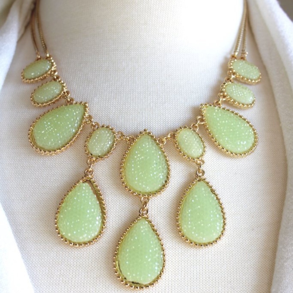 SALE 👀 Gold Tone Green Textured Necklace - Picture 1 of 6